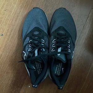 NikeWomen's sz 9 Zoom Strike Running Shoe Black White Gray AJ0188-001